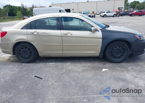 2011 Chrysler 200 Lx z USA, uszkodzony, nr VIN 1C3BC4FB2BN515785